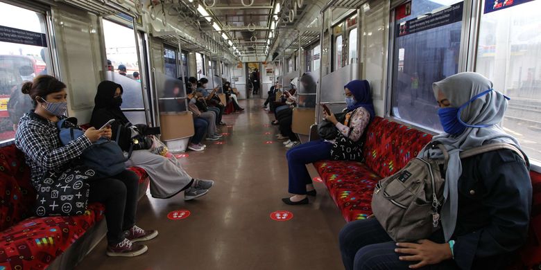 Suasana di dalam Kereta Rel Listrik (KRL) Commuter Line di Stasiun Kota Bogor, Selasa (9/6/2020). Pihak stasiun menerapkan protokol kesehatan kepada petugas dan penumpang antara lain penerapan pembatasan jumlah kapasitas penumpang di dalam gerbong KRL untuk mengurangi penyebaran virus Covid-19.