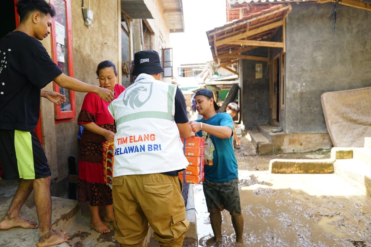 BRI menyerahkan bantuan makanan kepada para korban banjir di Bandar Lampung