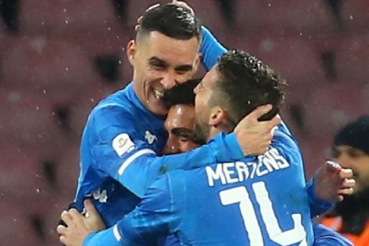 Arek Milik dan Dries Mertens merayakan gol Jose Callejon pada pertandingan Napoli vs Lazio dalam lanjutan Serie A Liga Italia di Stadion San Paolo, 20 Januari 2019. 