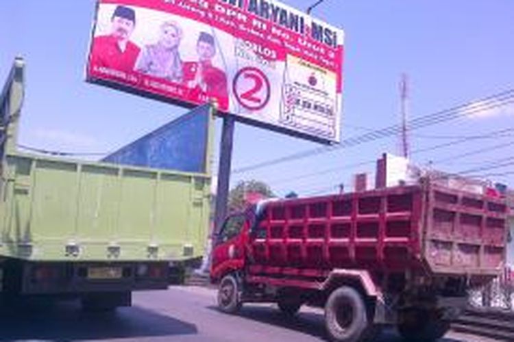 Salah satu baliho berukuran raksasa yang masih terpasang di salah satu sudut jalur pantura Brebes, Jawa tengah.