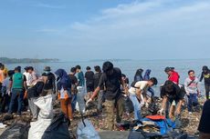 Pandawara Group dan Warga Bersihkan Pantai yang Disebut Terjorok di Indonesia