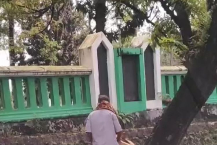 Video viral seorang pria diduga membuang kotak amal di sekitar masjid Agung Al Kautsar Kendari usai pelaksanaan salat Iduladha 1443 Hijriah.