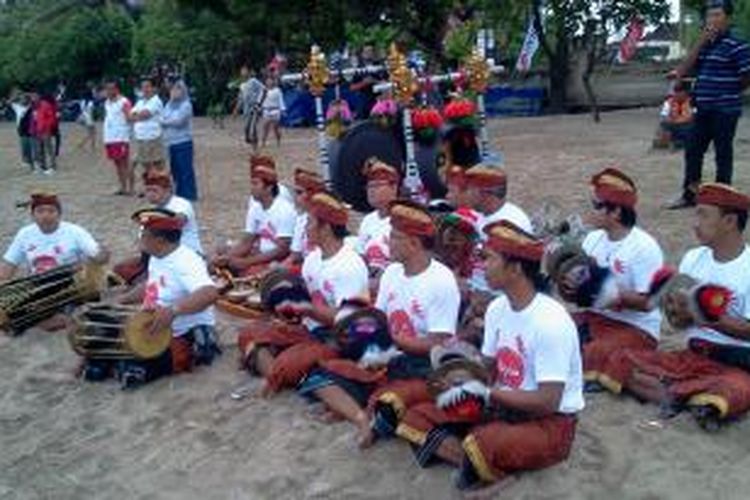 Sejumlah pemusik memainkan alat musik gamelan dalam kegiatan Bali Beach Run 2013, Minggu (24/11/2013). Kegiatan tersebut diselenggarakan di sepanjang Pantai Kuta, Bali.