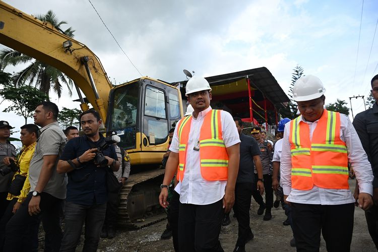 Gubernur Sumatera Utara Bobby Nasution didampingi Ketua TP PKK Sumut Kahiyang Ayu, Bupati Nias Barat Eliyunus Waruwu, Bupati Nias Selatan Sokhiatulo Laia, Bupati Nias Utara Amizaro Waruwu serta Wali kota Gunung Sitoli Sowa'a Laoli, melakukan Ground Breaking pembangunan jembatan Idano Noyo di Desa Tuwuna Kecamatan Manrehe Kabupaten Nias Barat,  Jumat (13/6/2025). Ini merupakan pembangunan fisik perdana pada kepemimpinan Gubernur Bobby Nasution dan Wakil Gubernur Surya.