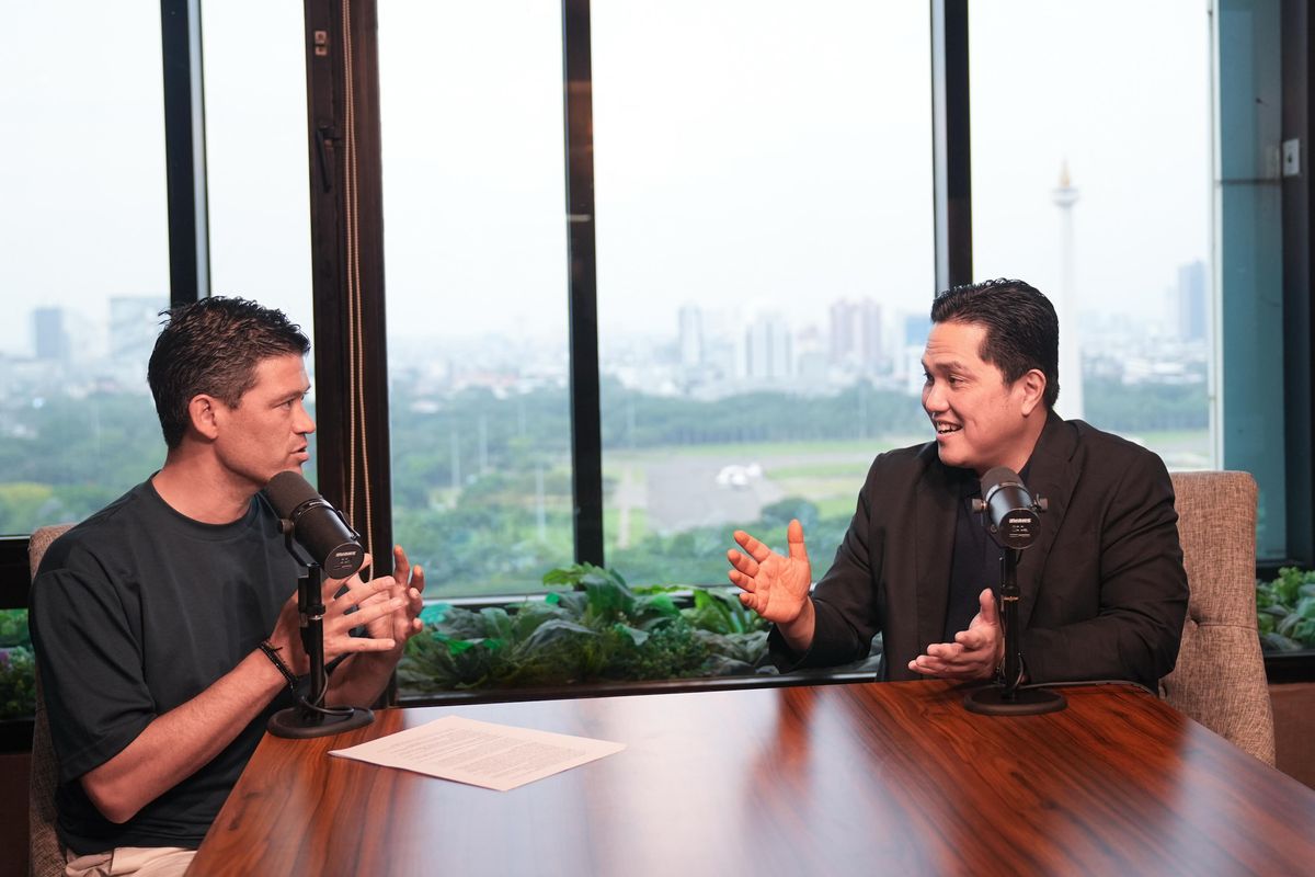 Ketua Umum PSSI, Erick Thohir, saat berbicara dengan host podcast The Haye Way, Neal Peterson.