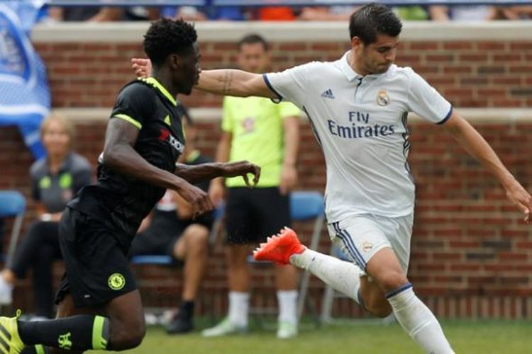 Penyerang Real Madrid, Alvaro Borja Morata Martin (kanan) melepaskan tembakan dalam kawalan ketat bek Chelsea, Ola Aina, pada pertandingan International Champions Cup (ICC) di Ann Arbor pada 30 Juli 2016.
