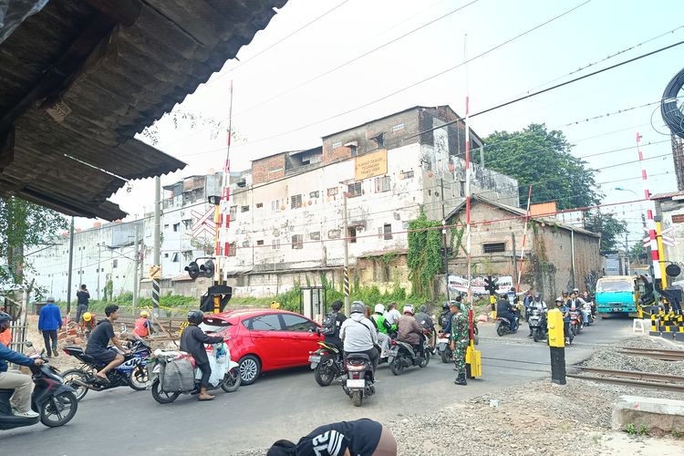 Warga Minta Pemkot Tetap Awasi Pelintasan Ampera Bekasi meski Sudah Ada Palang Otomatis