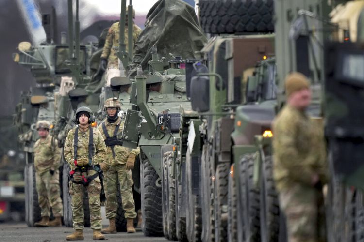 Prajurit Resimen Kavaleri ke-2 berbaris kendaraan di lapangan terbang militer di Vilseck, Jerman, Rabu, 9 Februari 2022 saat mereka mempersiapkan gerakan resimen ke Rumania memuat kendaraan tempur Stryker untuk penempatan mereka untuk mendukung sekutu NATO dan menunjukkan komitmen AS ke NATO Pasal V. 