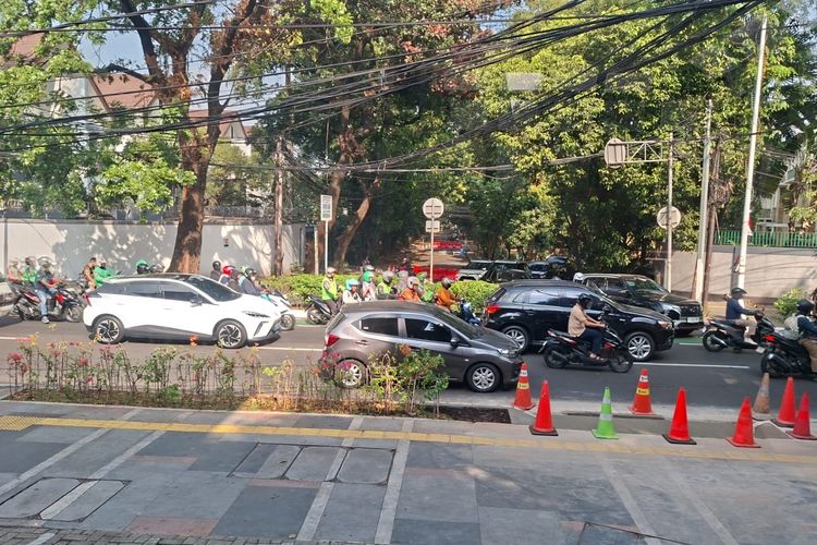 Taman Trotoar di Gunawarman Jaksel Sempat Dicor, Kini Dibongkar dan Ditanami Lagi