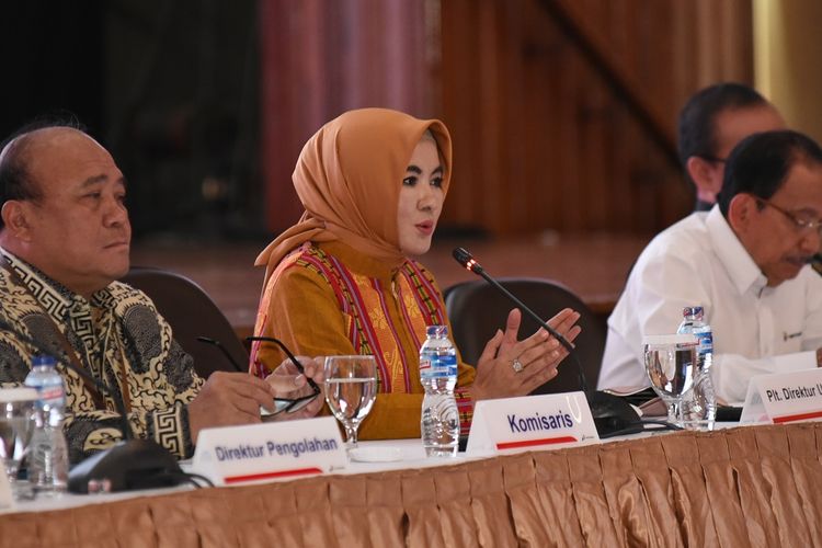 Indonesia?s state oil and gas firm PT Pertamina president director Nicke Widyawati (center). 