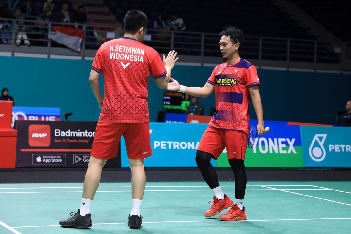 Penampilan Mohammad Ahsan/Hendra Setiawan dalam babak 32 besar Malaysia Open 2023 di Axiata Arena, Kuala Lumpur, Malaysia, Selasa (10/1/2023). Terkini, foto Hendra Setiawan/Mohammad Ahsan dan Apriyani Rahayu/Siti Fadia Silva Ramadhanti muncul di billboard kawasan bergengsi Times Square, New York.