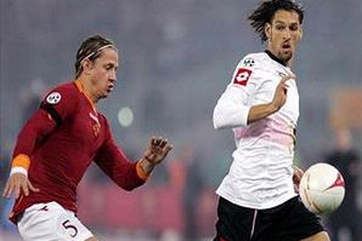 Amauri Carvalho de Oliveira (kanan) saat masih membela Palermo.