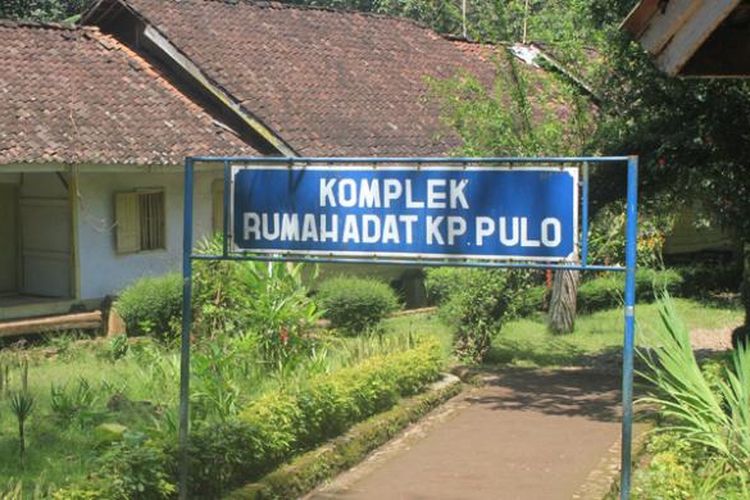 Rumah Adat Kampung Pulo yang berada di sekitar Candi Cangkuang, Garut, Jawa Barat.