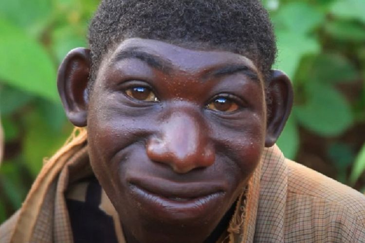 Zanziman Ellie, pemuda 21 tahun di Rwanda, Afrika, yang menjadi pemberitaan karena mendapat julukan sebagai Mowgli dunia nyata karena hidup di hutan, demi menghindari warga desa yang selalu mengejeknya.