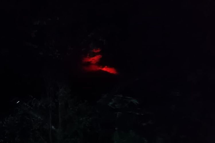 Visual gunung Lewotobi Laki-laki di Kabupaten Flores Timur, Nusa Tenggara Timur (NTT) pada Selasa (9/1/2024) malam