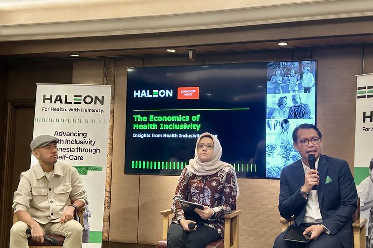 (Kiri ke kanan) Departemen Kependudukan dan Biostatistika, Fakultas Kesehatan Masyarakat, Universitas Indonesia Dr. Wahyu Septiono, S.K.M., M.I.H., Direktur Produksi dan Distribusi Farmasi Kementerian Kesehatan RI, Dita Novianti Sugandi Argadiredja, S.Si., Apt., MM, dan Corporate Affairs Lead South East Asia & Taiwan Haleon, Donny Wahyudi dalam Diskusi Media terkait laporan Health Inclusivity Index (HII) 2025 di Jakarta Pusat, Kamis (18/12/2025).