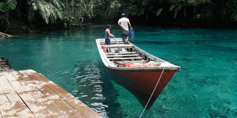 Labuan Cermin di kalangan para pelancong disebut sebagai danau dua rasa yang terletak di Desa Labuan Kelambu, Kecamatan Biduk-biduk, Kabupaten Berau, Kalimantan Timur. Air tawar sampai kedalaman 2 meter dari permukaan, sedangkan selebihnya adalah air asin. Air di Labuan Cermin sangat jernih ibarat cermin. Foto diambil Selasa (17/2/2015).