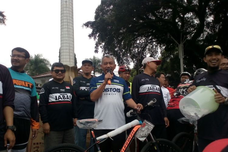 Ahmad Syaikhu, calon wakil gubernur Jawa Barat saat membagikan hadiah sepeda salam acara gowes Sabilulungan di Alun-Alun Garut, Minggu (7/1/2018)