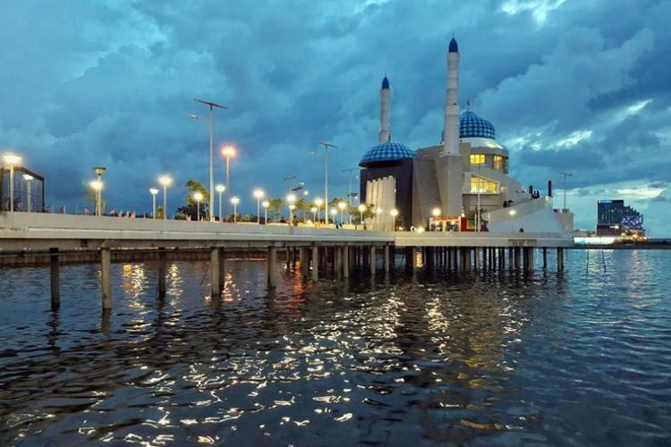 Masjid Terapung atau Masjid Amirul Mukminin, Makassar