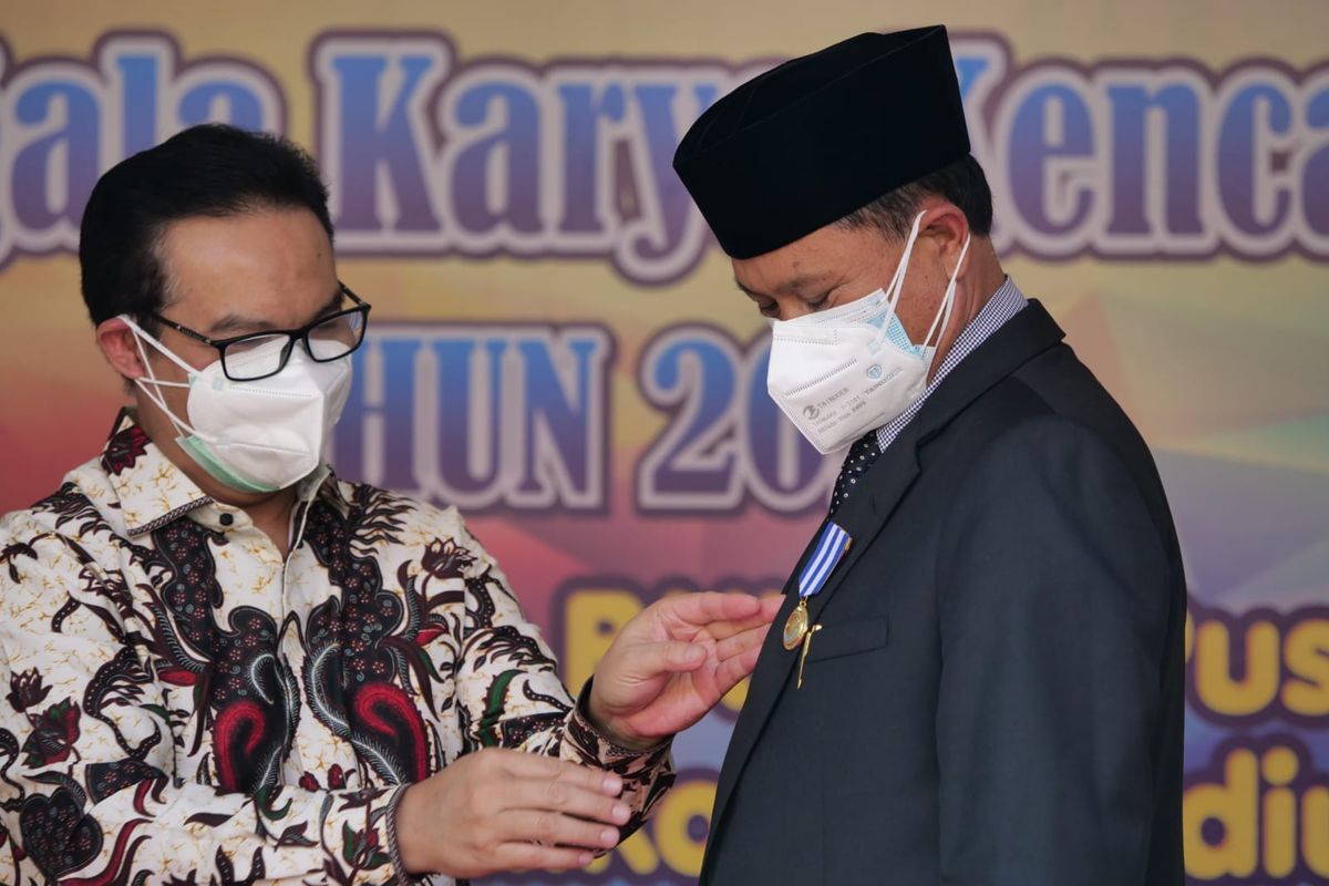 Badan Kependudukan dan Keluarga Berencana Nasional (BKKBN) RI memberikan penghargaan program Pengembangan Keluarga Berencana (Bangga Kencana) kepada Walikota Madiun, Maidi, di Balaikota Madiun, Jum?at (30/7/2021). Penyematan tanda penghargaan itu disampaikan setelah Walikota, Maidi meraih penghargaan Manggala Karya Kencana (MKK) Tahun 2021. 
