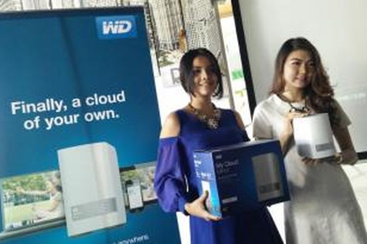 Model memeragakan MyCloud Mirror di Jakarta, Jumat (16/10/2015).