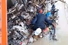 Bungkusan Kain Berisi Mayat di Sungai Cirebon Hebohkan Warga