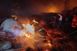 Ratusan Rumah di Desa Adat Sade Lombok Tengah Ludes Terbakar