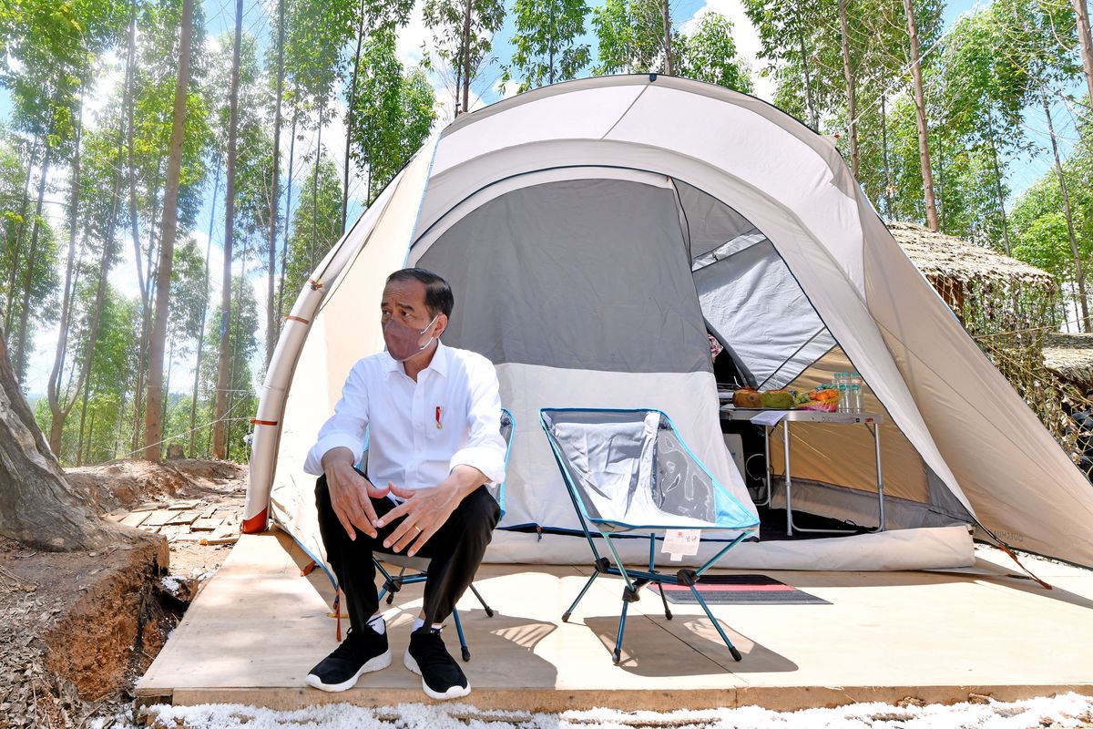 Presiden Joko Widodo duduk di depan tenda usai memimpin seremoni ritual Kendi Nusantara di titik nol Ibu Kota Negara (IKN) Nusantara di Kecamatan Sepaku, Penajam Paser Utara, Kalimantan Timur, Senin (14/3/2022). Presiden Jokowi bersama lima gubernur di Pulau Kalimantan akan bermalam di lokasi titik nol IKN Nusantara.