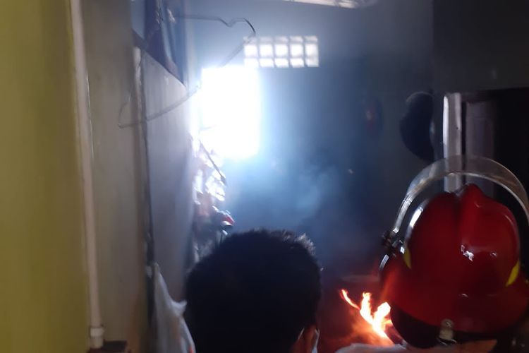 Petugas sedang memadamkan api di Rumah makan Padang di Kelurahan Mranti 