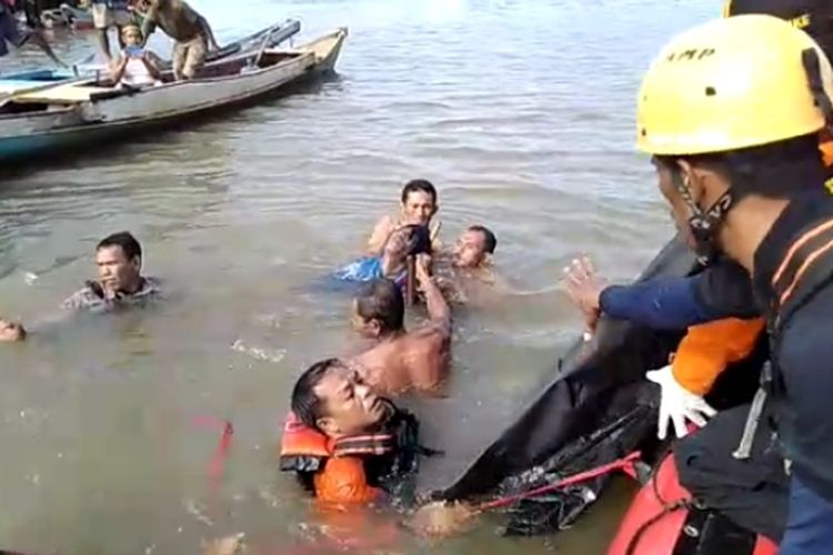 Tim SAR Gabungan berhasil menemukan korban tenggelam di Sungai Ujung Desa Minasa Upa, Kecamatan Bontoa, Kabupaten Maros, Kamis (17/2/2022).