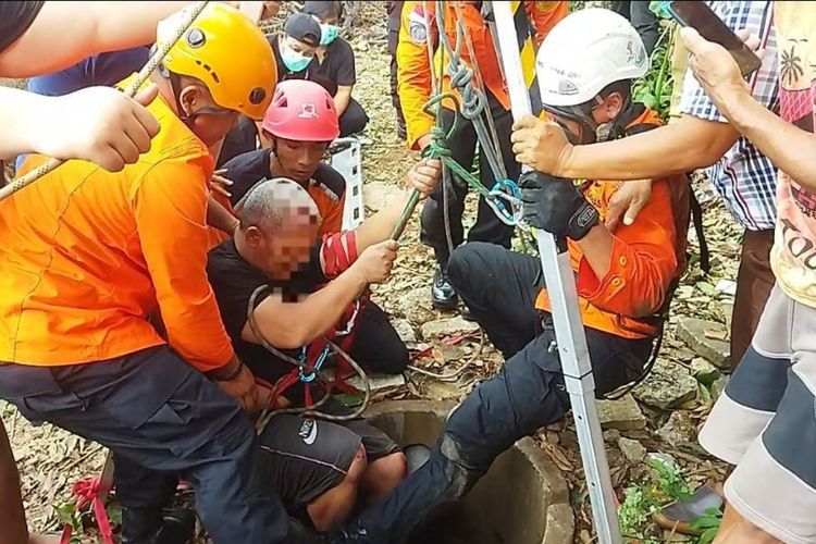 Kondisi penyelamatan korban yang terperosok sumur di Banyumanik, Semarang, Senin (20/3/2023).