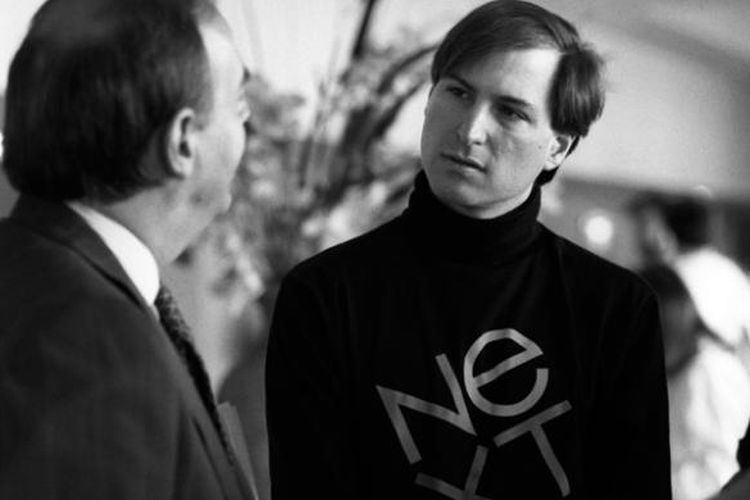 Steve Jobs (kanan) mengenakan baju hangat berlogo NeXT Computer