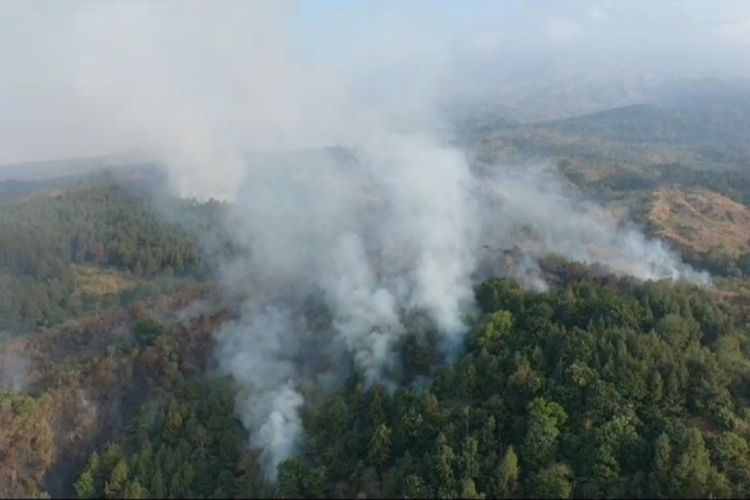 Tim DRONE BPBD Kabupaten Kuningan Jawa Barat merekam kepulan asap di kawasan Blok Cileutik, Area Taman Nasional Gunung Ciremai yang terbakar, hingga Minggu (27/8/2023)