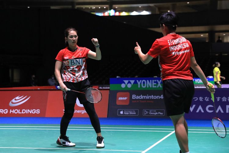 Pasangan ganda putri Indonesia, Siti Fadia Silva Ramadhanti/Ribka Sugiarto, saat melakoni babak pertama BWF World Championship 2022 atau Kejuaraan Dunia BWF 2022 di Tokyo Metropolitan Gymnasium, Tokyo, Jepang, Senin (22/8/2022).