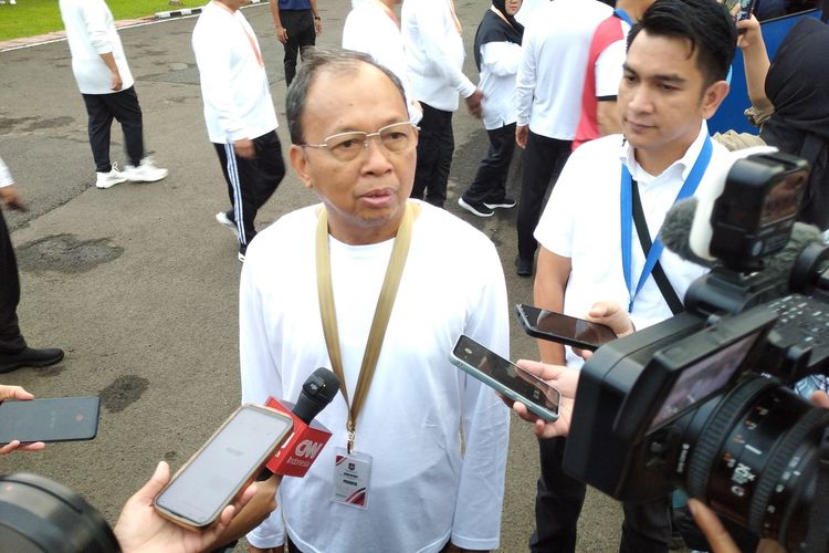 Gubernur Bali I Wayan Koster seusai mengikuti kegiatan senam pagi dalam rangkaian kegiatan retret di lapangan Parade IPDN Jatinangor, Kabupaten Sumedang, Jawa Barat, Senin (23/6/2025).