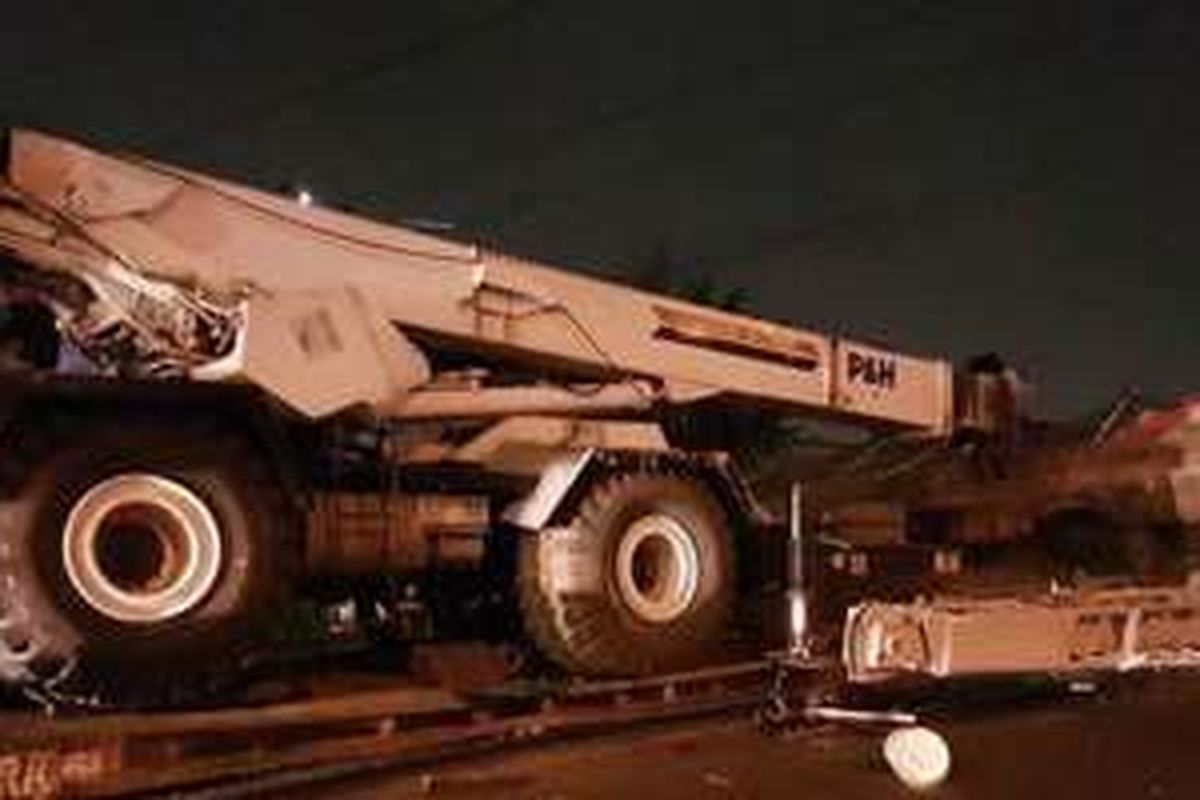 Truk trailer pembawa crane tabrak jembatan penyeberangan