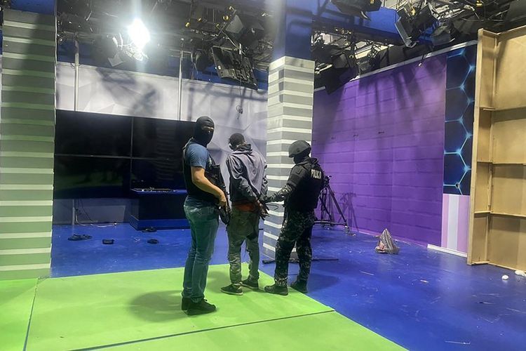 Petugas polisi menangkap salah satu pria bersenjata tak dikenal yang menyerbu ke dalam studio televisi milik negara TC saat siaran langsung, di Guayaquil, Ekuador, pada Selasa (9/1/2024). Itu terjadi sehari setelah Presiden Ekuador Daniel Noboa mengumumkan keadaan darurat setelah melarikan diri dari penjara bos narco yang berbahaya. Suara tembakan terdengar di siaran langsung TV di Ekuador yang dilanda kekerasan ketika orang-orang bersenjata yang membawa senapan dan granat menyerbu studio tak lama setelah para gangster bersumpah akan melakukan perang terhadap rencana presiden untuk merebut kembali kendali dari teroris narkotika. 