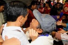 Pria Ini Coba Cium dan Peluk Jokowi