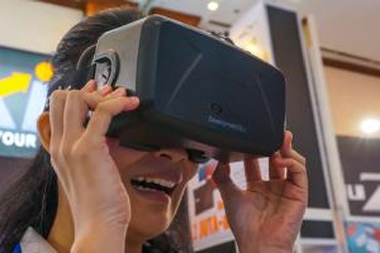 Pengunjung mencoba headset Virtual Reality Oculus Rift versi Development Kit 2 di stand Intel di pameran Indocomtech 2014, Jakarta Convention Center, Rabu (29/10/2014)