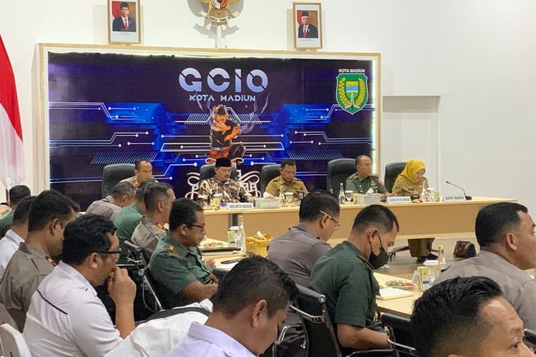 Kapolres Madiun Kota, AKBP Agus Dwi Suryanto menyampaikan pemaparan pengamanan tradisi suroan yang digelar beberapa perguruan pencak silat di Kota Madiun, Senin (10/7/2023).