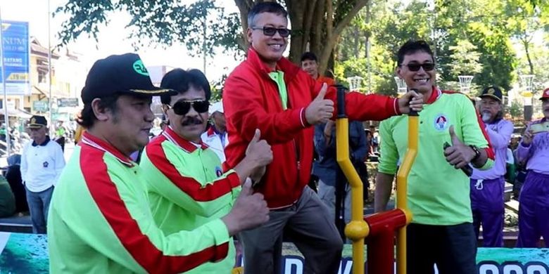  Kementerian Pemuda dan Olahraga RI melalui Deputi III Bidang Pembudayaan Olahraga, menyerahkan bantuan kepada Pemerintah Kabupaten (Pemkab) Wonosobo, berupa alat kebugaran untuk masyarakat yang dipasang pada dua titik di Alun-alun Kota Wonosobo.
