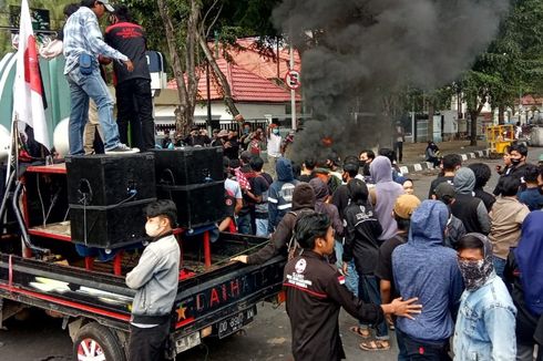 Demo Tolak Omnibus Law di Makassar, Massa Bentrok dengan Polisi