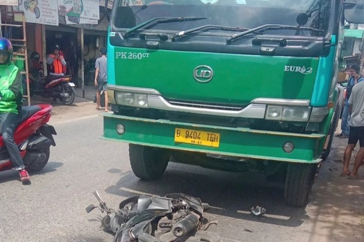 Truk trailer menabrak pesepeda motor hingga mengalami luka berat di Koja, Jakarta Utara. Senin (13/5/2024).