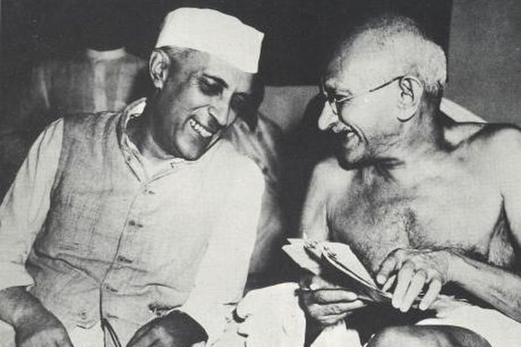 Jawaharlal Nehru sedang berbincang bersama Mahatma Gandhi