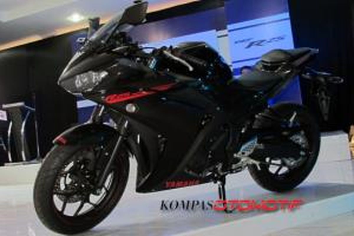 Yamaha R25 berwarna serba hitam. 