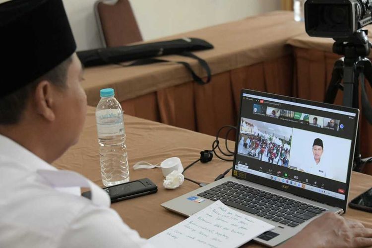 Wakil Gubernur (Wagub) Jawa Barat (Jabar) Uu Ruzhanul Ulum saat meresmikan Petani Milenial Jamur Kayu via konferensi video dari Hotel Panorama, Kabupaten Bandung Barat, Selasa (28/9/2021).