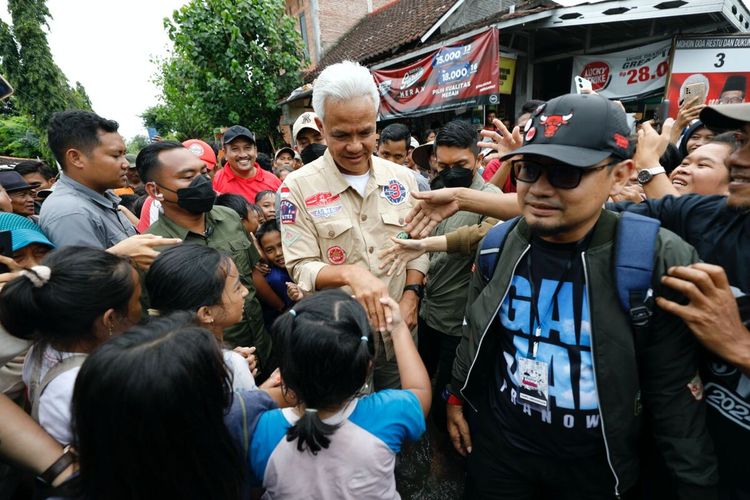 Calon presiden 2024 nomor urut 3, Ganjar Pranowo mengunjungi lokasi banjir di Grobogan, Jawa Tengah.