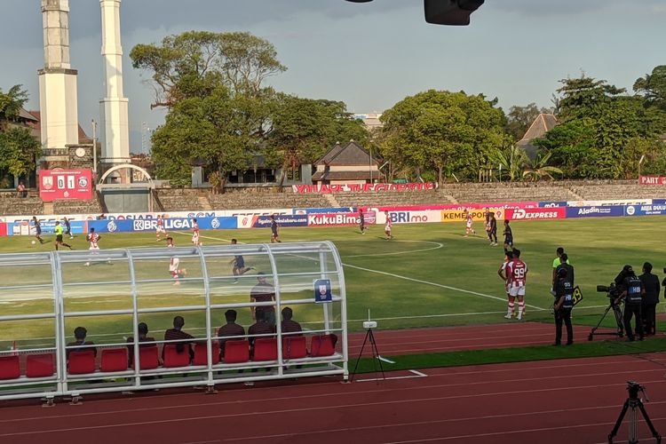 Suasana laga Persis Solo vs Arema FC pada pekan kelima Liga 1 2023-2024 yang digelar di Stadion Sriwedari, Minggu (30/7/2023). Stadion Sriwedari merupakan stadion bersejarah yang berada di Kota Surakarta.(KOMPAS.com/Ervan Yudhi Tri Atmoko)