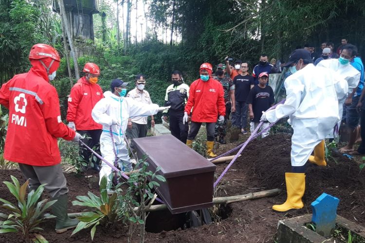 Proses pemakaman korban meninggal dunia akibat Covid-19, S di tempat pemakaman umum (TPU) Desa Kebonagung, Kecamatan Pakisaji, Kabupaten Malang, Kamis (17/11/2022).