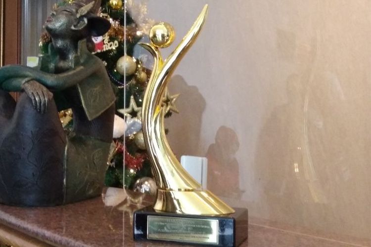 Piala penghargaan Proper kategori Emas Sido Muncul dari Kementerian LHK (Kompas.com/Nada Zeitalini Arani)
